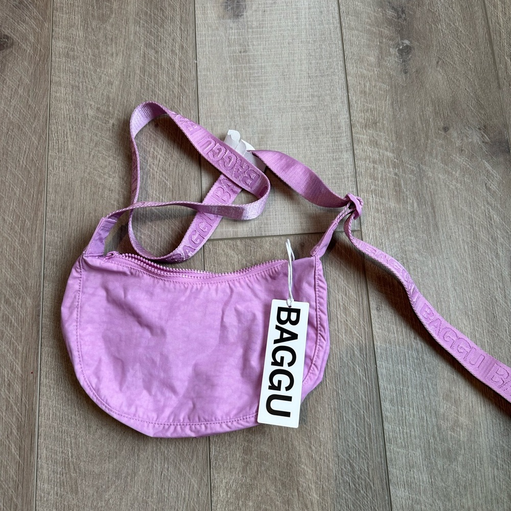BAGGU: Peony Small Crescent Bag